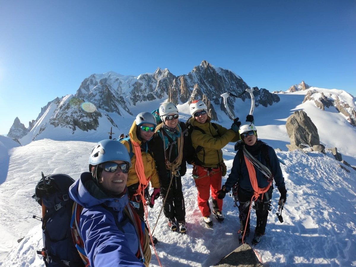 L'union fait la force Un groupe de femme alpiniste se prennant en photo au sommet. Parmis elles, il y a héloïse Miermon