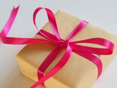 Bon cadeau photo symbolique avec un cadeau