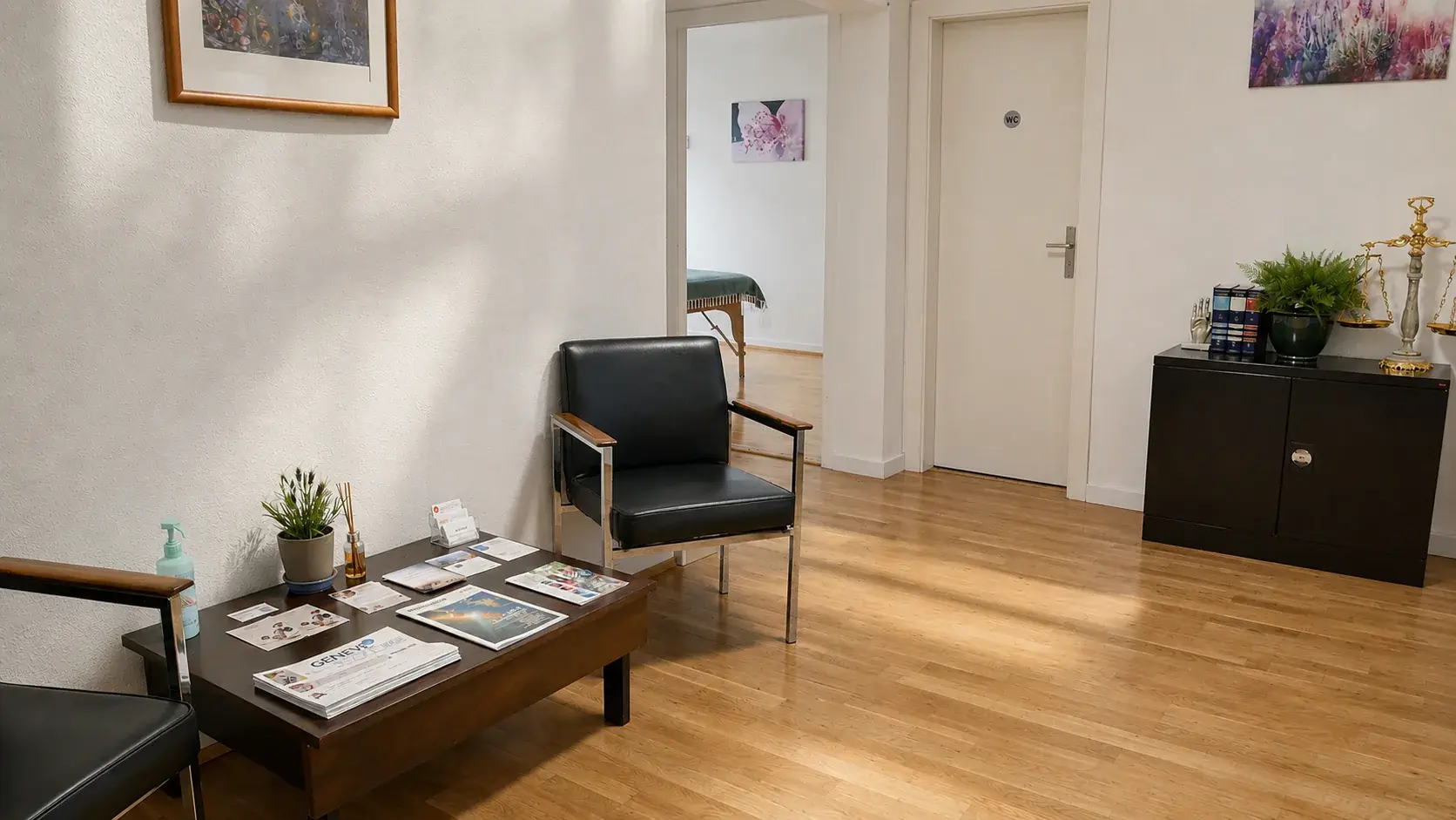 Waiting room of Héloïse Miermon's practice, a warm corner to read and pause