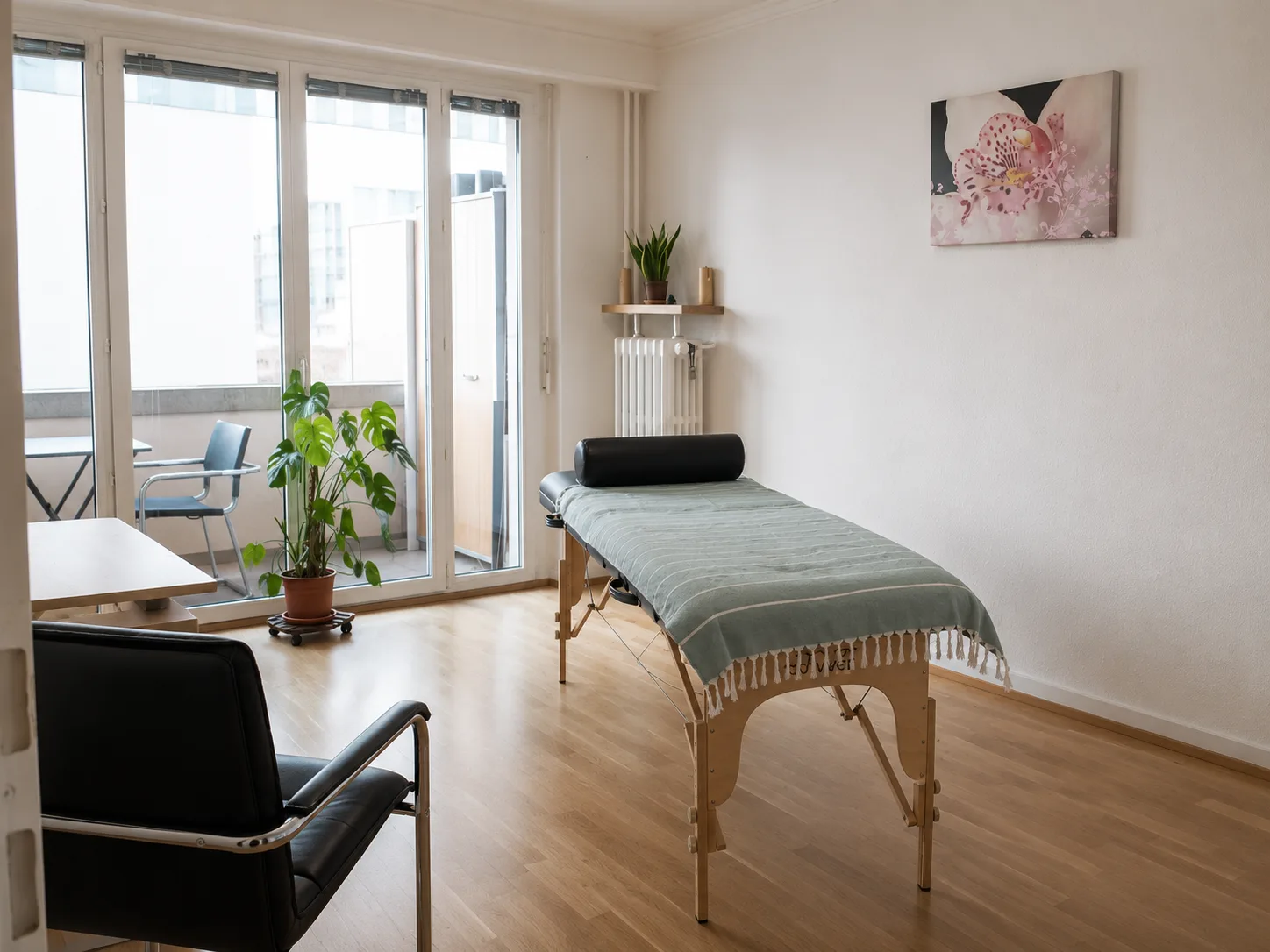 Inside Héloïse Miermon's practice, bright treatment room in the Pâquis district